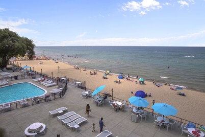Asher's Lake Michigan Premier 2 BR Beachfront Penthouse Condo - Book today!!