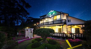 Fachada del alojamiento - Noche