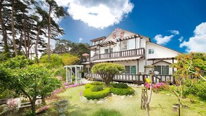 Front of property - Gyeongpo Woosung Pension (Gangneung)
