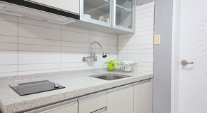 Couple Room 3 | Private kitchenette | Mini-fridge, microwave, stovetop, electric kettle - Gyeongpo Woosung Pension (Gangneung)