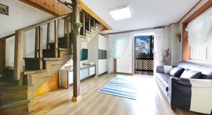 Dúplex | Zona de estar | Una televisión de pantalla plana