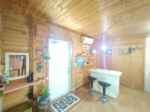 Nhà Duplex dành cho gia đình, 1 phòng ngủ, không hút thuốc, quang cảnh sông (16 PY, Lavender) | Khu phòng khách | TV màn hình phẳng 32-inch có truyền hình cáp, TV