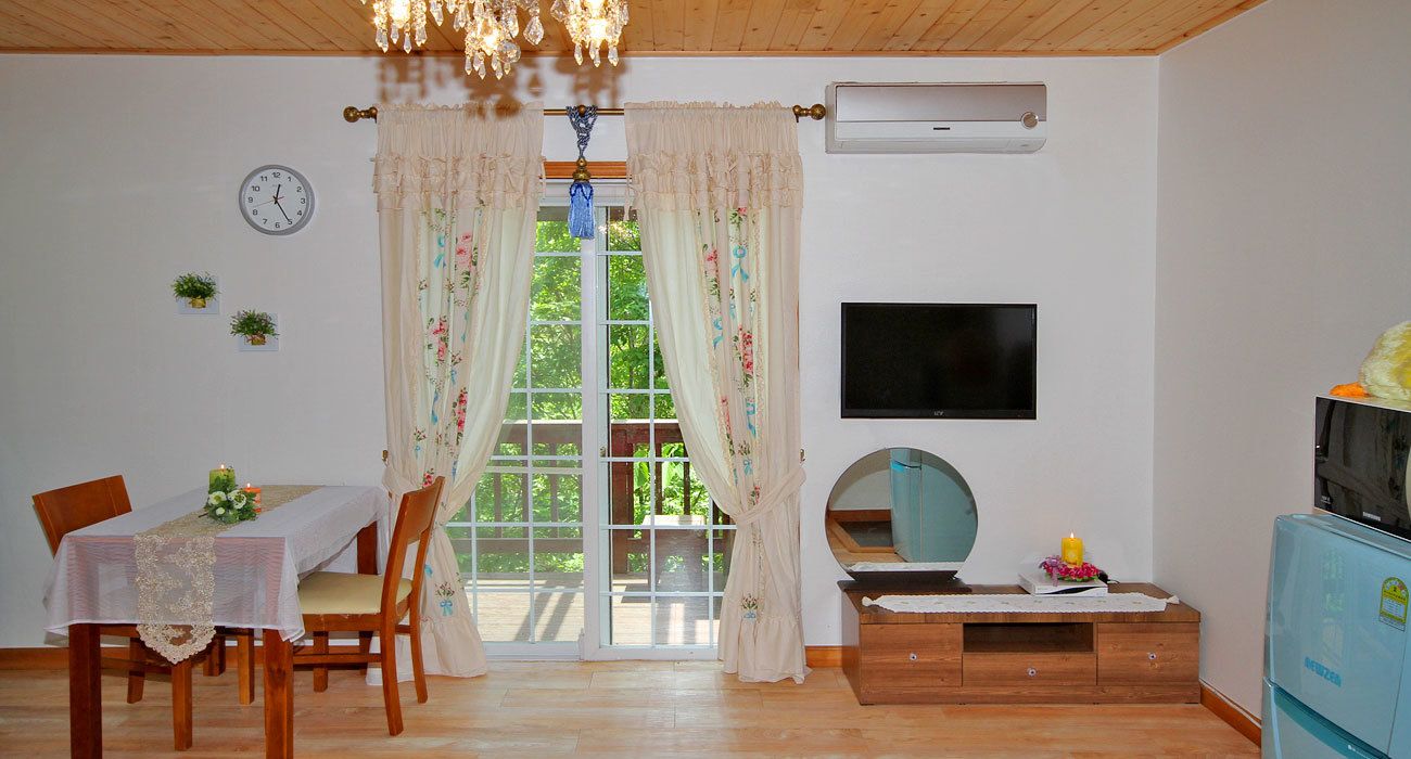 Room (B) | Living area | Flat-screen TV