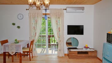 Room (B) | Living area | Flat-screen TV