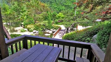 Room (C) | Terrace/patio