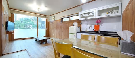 Condo (Yeoul) | Living area | Flat-screen TV