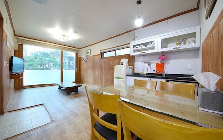 Condo (Yeoul) | Living area | Flat-screen TV