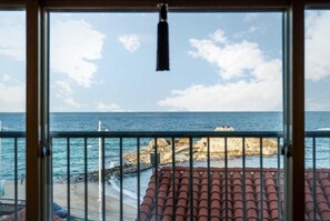 302 White Room | Beach/ocean view - Gangneung Seaview Pension (Gangneung)