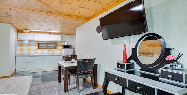 Living area - Gangneung Seaview Pension (Gangneung)
