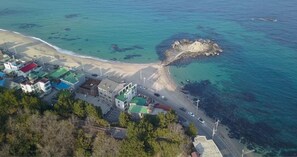 Beach nearby, white sand - Gangneung Seaview Pension (Gangneung)