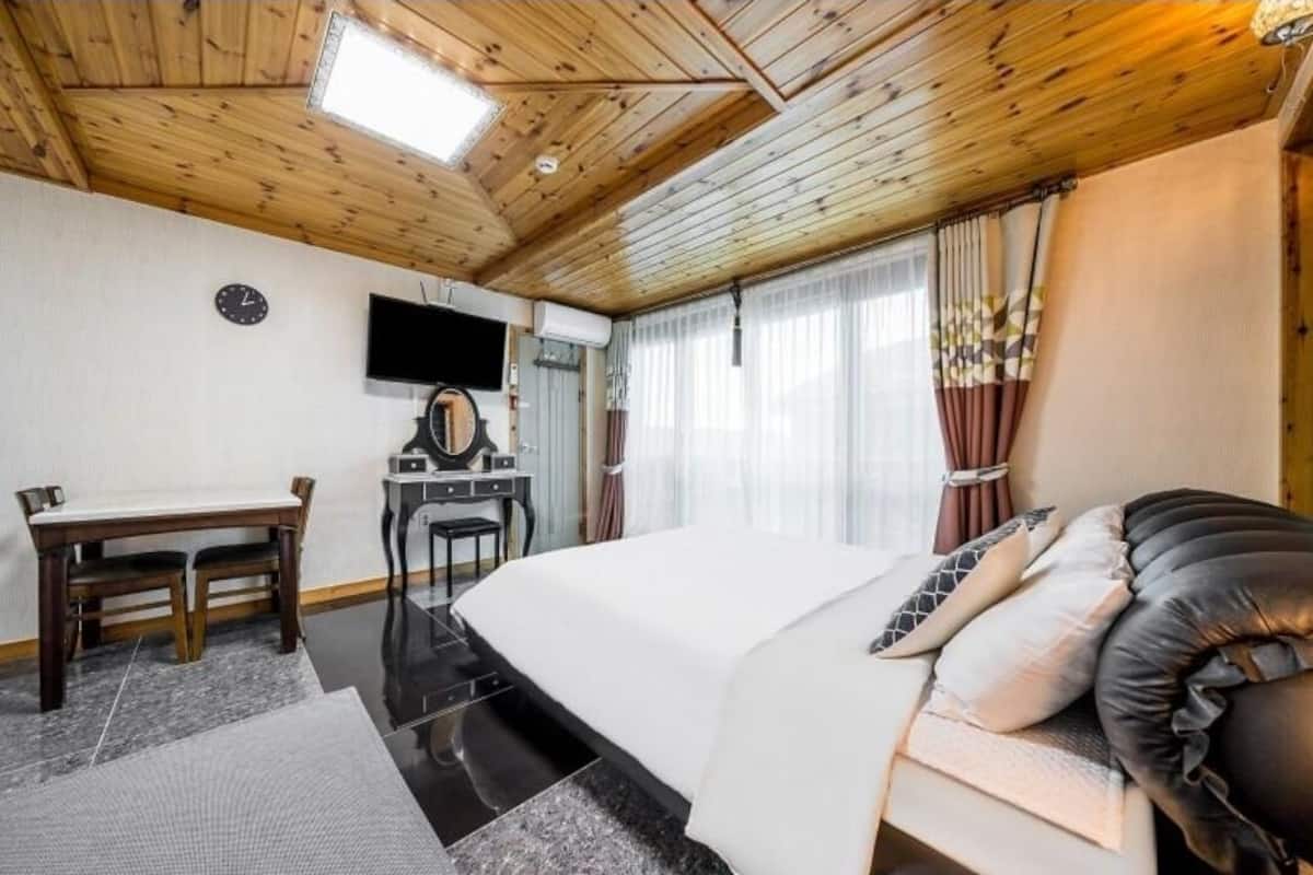 201 Silver Room | Desk, blackout curtains, free WiFi
