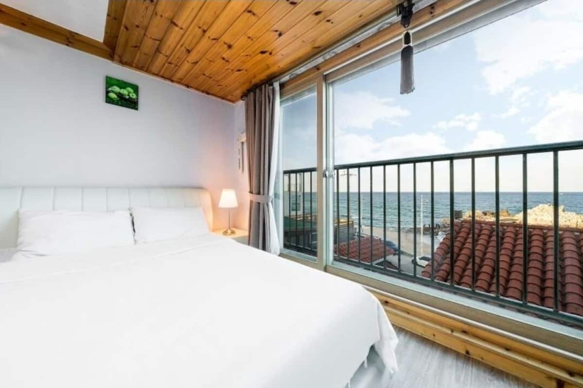 302 White Room | Desk, blackout curtains, free WiFi