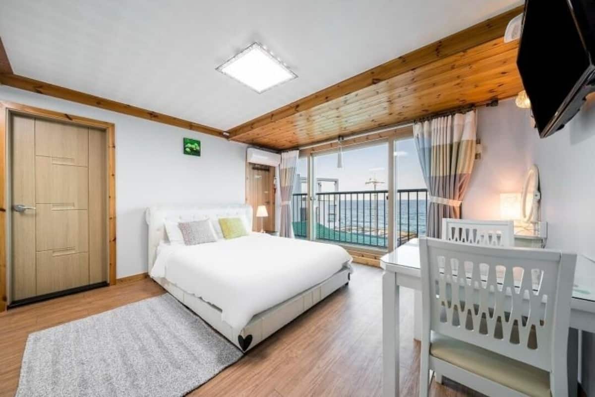 303 Purple Room | Desk, blackout curtains, free WiFi