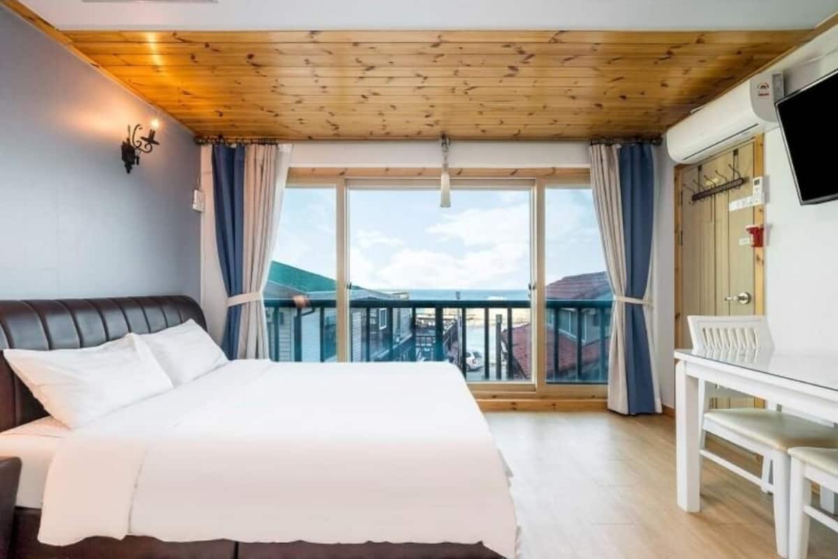 202 Blue Room | Desk, blackout curtains, free WiFi