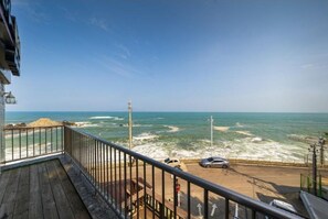 301 Ocean Room | Beach/ocean view - Gangneung Seaview Pension (Gangneung)