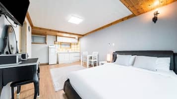 304 Gold Room | Desk, blackout drapes, free WiFi