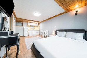304 Gold Room | Desk, blackout curtains, free WiFi - Gangneung Seaview Pension (Gangneung)