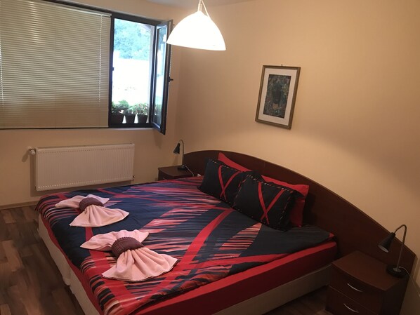 4 bedrooms, desk, iron/ironing board, travel cot