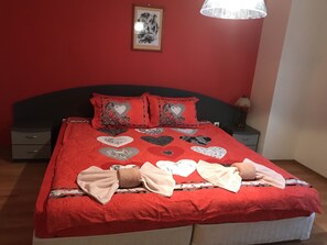 4 habitaciones, escritorio y tabla de planchar con plancha 