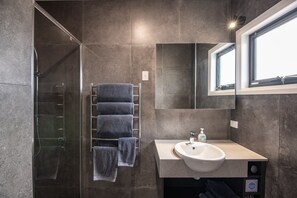 Een douche, gratis toiletartikelen, een haardroger, badjassen