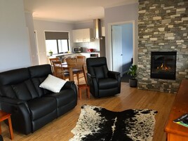 Televisión de pantalla plana, chimenea, Netflix