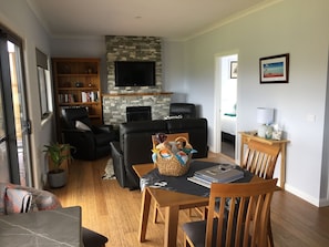 Deluxe Cottage, 1 Bedroom, Mountain View | Living area