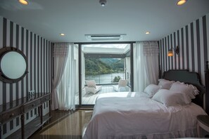 Presidential-Zimmer, 2 Queen-Betten, Terrasse, Flussblick (SS VII) | Hochwertige Bettwaren, kostenloses WLAN, Bettwäsche