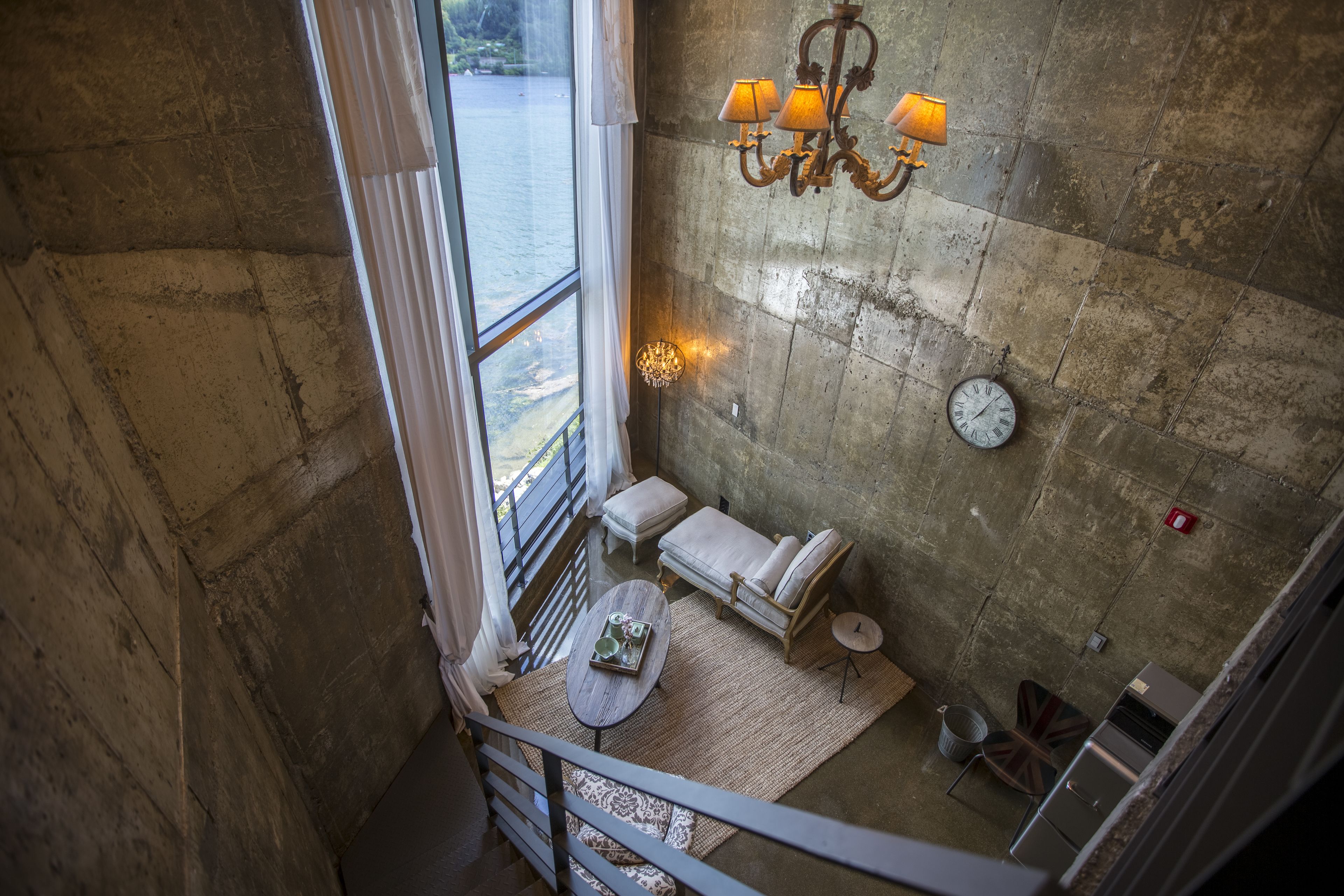 deluxe loft, 1 king bed, non smoking, river view (ss v) | living area | flat-screen tv, pay films