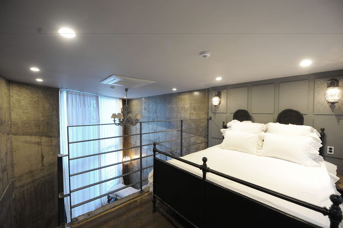 deluxe loft, 1 king bed, non smoking, river view (ss v) | 1 bedroom, premium bedding, free wifi, bed sheets