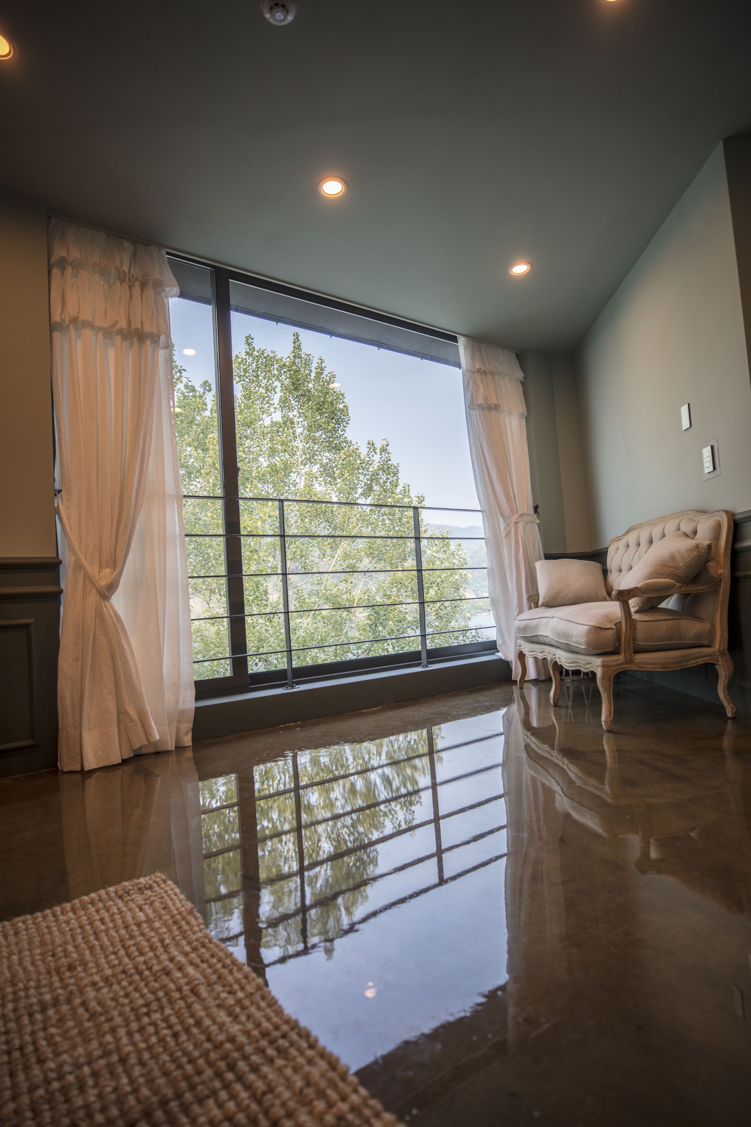 presidential room, multiple beds, non smoking, river view (ss x) | living area | flat-screen tv, pay films