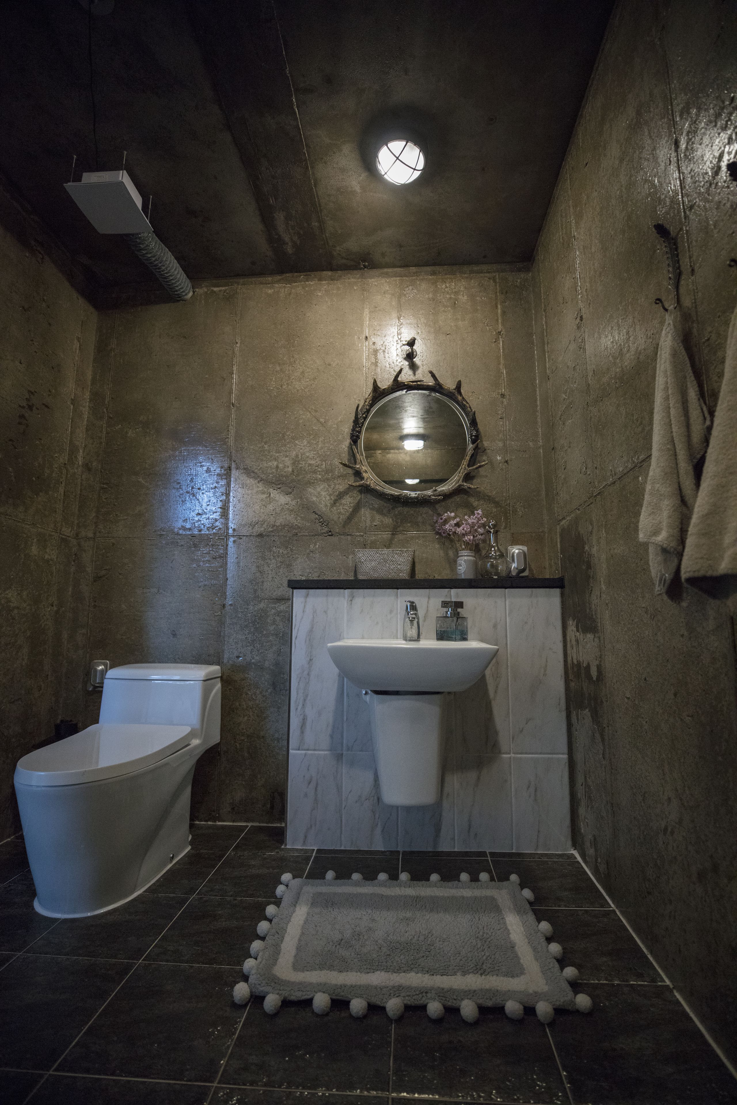 premium loft, non smoking, river view (ss i) | bathroom | shower, free toiletries, towels