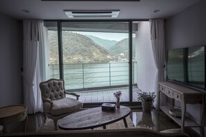 Premium-Zimmer, Terrasse, Flussblick (SS VIII) | Ausblick vom Zimmer