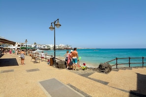 En la playa, sillas reclinables de playa, toallas de playa