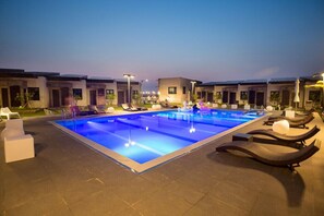 Una piscina al aire libre de temporada (de 08:00 a 23:00), tumbonas