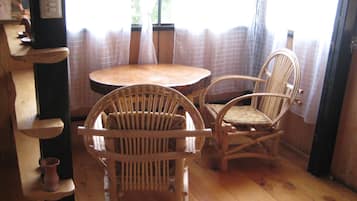Cabin dành cho gia đình, quang cảnh một phần hồ, cạnh hồ | Khu vực ăn uống tại phòng