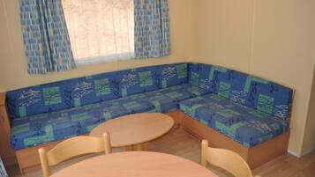 Cottage, 2 chambres | Coin séjour | Table de tennis de table, livres