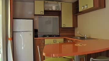 Casa de campo (Visio) | Cocineta privada | Refrigerador, microondas, parrilla de estufa y cafetera y tetera