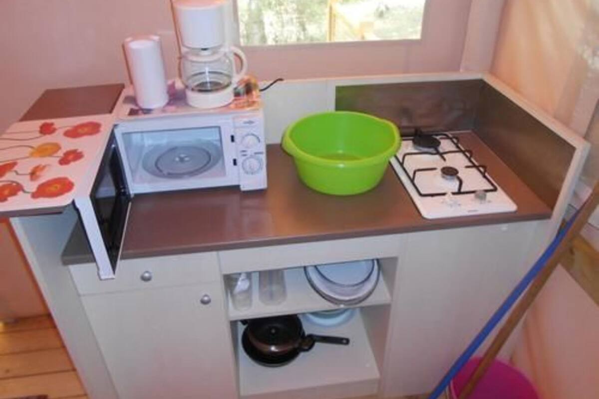 Tente Sahari | Eigene Küche | Kühlschrank, Mikrowelle, Herdplatte, Wasserkocher mit Kaffee-/Teezubehör