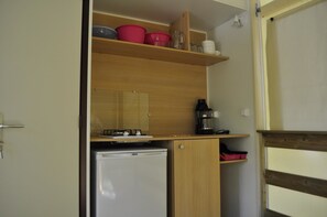 Tithome | Eigene Kochnische | Kühlschrank, Mikrowelle, Herdplatte, Wasserkocher mit Kaffee-/Teezubehör