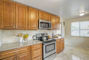Fridge, microwave, oven, stovetop - Convenient Access To Denver (Edgewater)