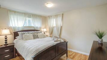 2 slaapkamers, een strijkplank/strijkijzer, gratis wifi, beddengoed