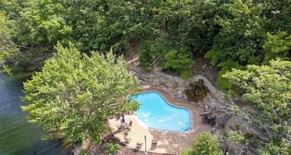 Treetop Village #15, Outdoor Pool steps away, Sleeps 8, Pet-friendly, 13 MM