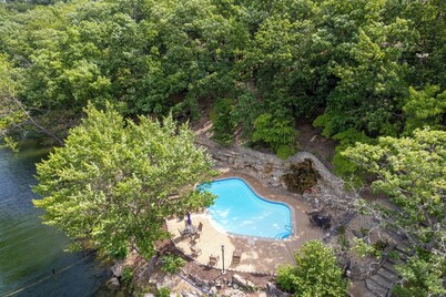 Treetop Village 15, Outdoor Pool steps away, Sleeps 8, Pet-friendly, 13 MM