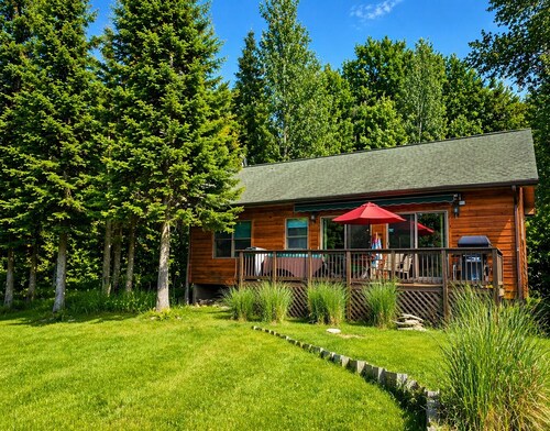 The River's Edge Hot Tub Wi-Fi Riverfront Pet Nature Relax Ski Stargaze Relax! 