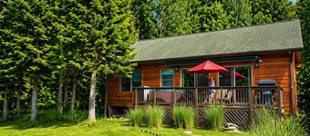 The River's Edge Hot Tub Wi-Fi Riverfront Pet Nature Relax Ski Stargaze Relax! 