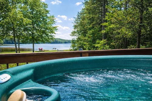 The River's Edge Hot Tub Wi-Fi Riverfront Pet Nature Relax Ski Stargaze Relax! 