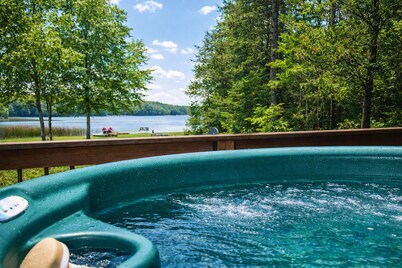 The River's Edge Hot Tub Wi-Fi Riverfront Pet Nature Relax Ski Stargaze Relax!