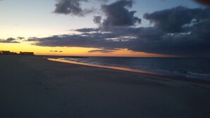 A beach with a wide sandy shore and a calm sea. - Great Location In Cape May, NJ. Just 4 Blocks To Beach And Washington St Mall (Cape May)