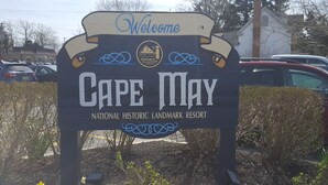 A welcome sign for Cape May, National Historic Landmark Resort. - Great Location In Cape May, NJ. Just 4 Blocks To Beach And Washington St Mall (Cape May)