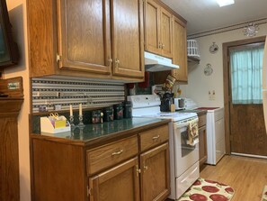 Fridge, microwave, oven, stovetop - Beaver Lake Rent Cabin  Lg Covered Deck Room~Firepit~Quiet~Private~7Mi Rogers AR (Rogers)